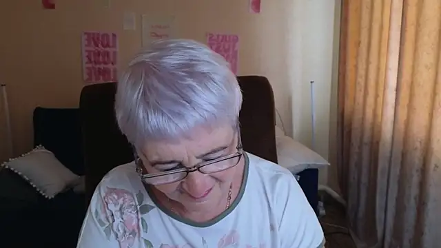 Snapshot of Sandra_Snowflake chatting on May 26, 5:03 am Sandra Snowflake online show from May 26, 5:03 am