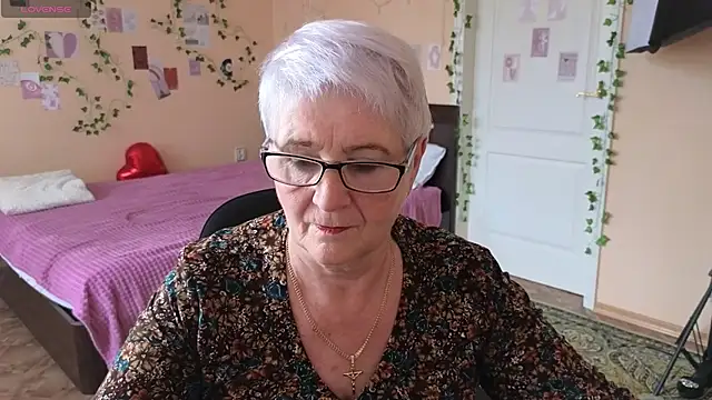 Snapshot of Sandra_Snowflake chatting on June 3, 11:35 am Sandra Snowflake online show from June 3, 11:35 am