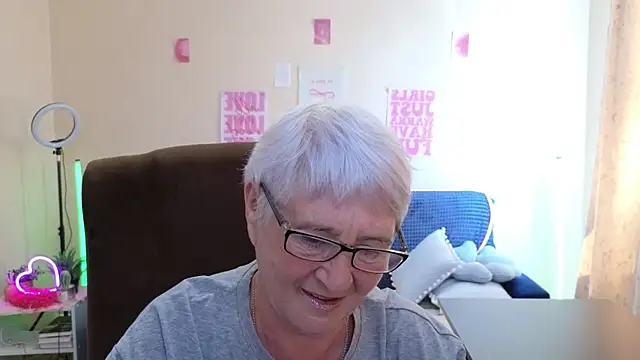 Snapshot of Sandra_Snowflake chatting on June 15, 12:07 pm Sandra Snowflake online show from June 15, 12:07 pm