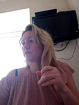 Snapshot of Mary888x chatting on February 16, 10:43 am Mary888x online show from February 16, 10:43 am