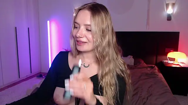 LunaticaBae online show from February 22, 7:45 am