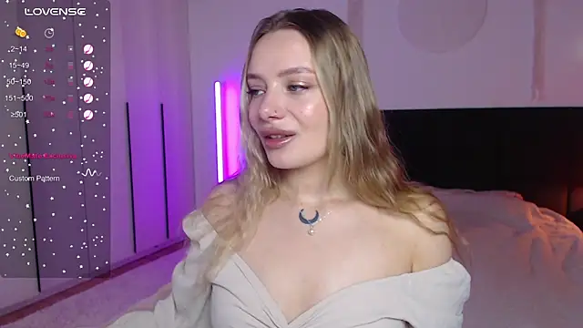 LunaticaBae online show from February 23, 1:13 am