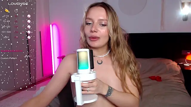 LunaticaBae online show from March 15, 7:20 am