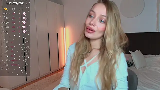 LunaticaBae online show from September 15, 4:45 am