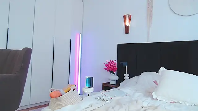 LunaticaBae online show from April 11, 7:56 am