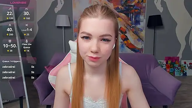 Snapshot of FloraBonde chatting on November 6, 10:27 am FloraBonde online show from November 6, 10:27 am