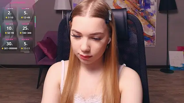 Snapshot of FloraBonde chatting on December 3, 10:57 am FloraBonde online show from December 3, 10:57 am