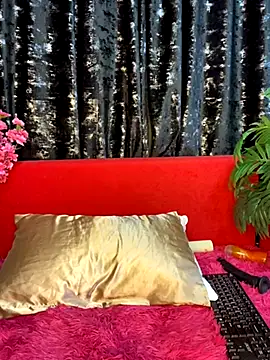 Snapshot of Siena_Amaris chatting on December 5, 9:18 am Siena Amaris online show from December 5, 9:18 am