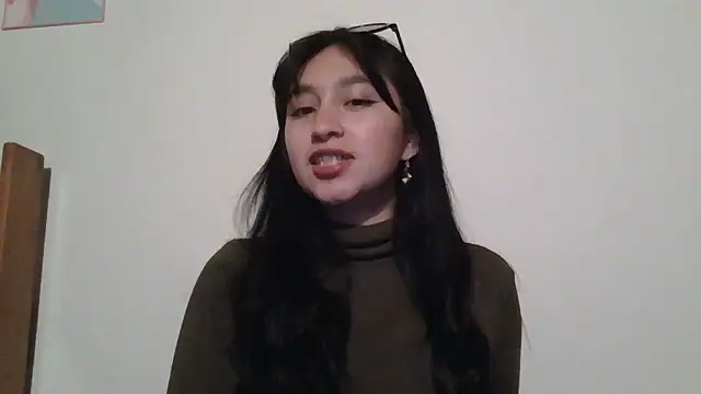 Snapshot of Arielle_lov chatting on February 4, 1:44 am Arielle lov online show from February 4, 1:44 am