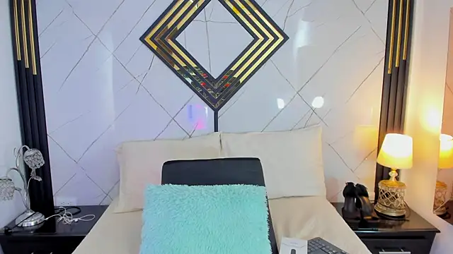 Snapshot of EmilyDiaaz chatting on November 15, 12:23 pm EmilyDiaaz online show from November 15, 12:23 pm