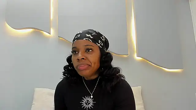 Snapshot of EmilyDiaaz chatting on April 20, 12:30 pm EmilyDiaaz online show from April 20, 12:30 pm