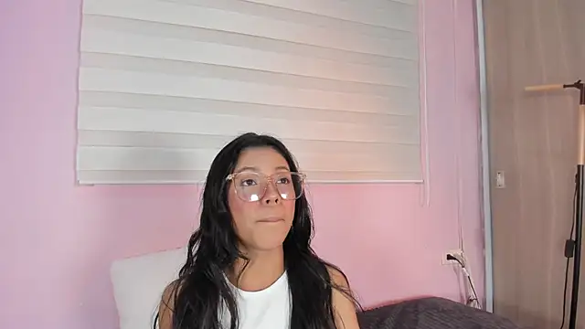 Snapshot of emily_sweett24 chatting on March 15, 12:13 pm emily sweett24 online show from March 15, 12:13 pm