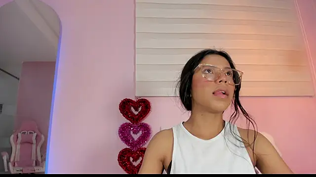 Snapshot of emily_sweett24 chatting on March 18, 12:14 pm emily sweett24 online show from March 18, 12:14 pm