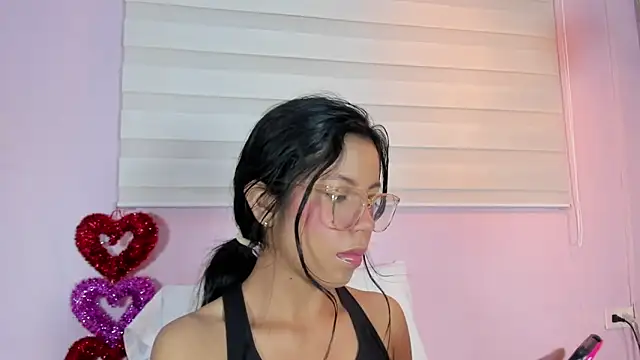 Snapshot of emily_sweett24 chatting on March 22, 12:25 pm emily sweett24 online show from March 22, 12:25 pm