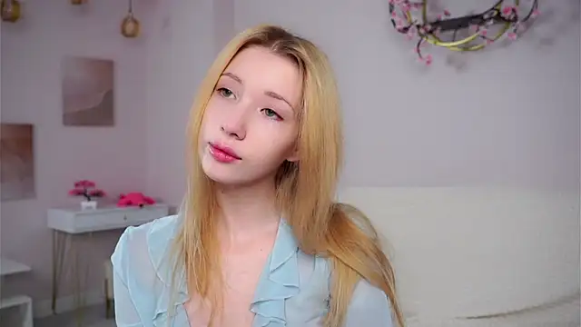 SunnivaCovil online show from March 4, 3:07 pm