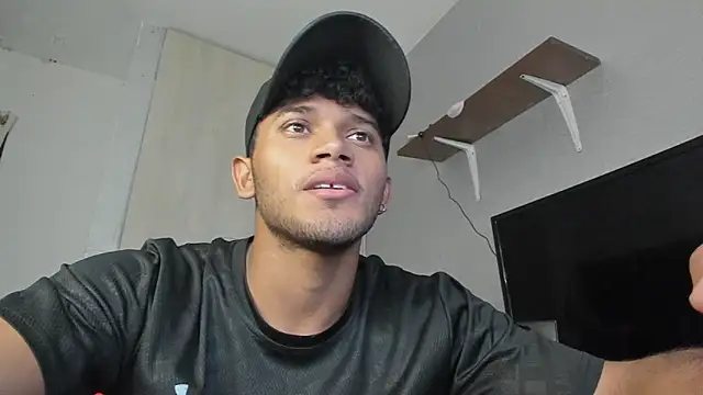 Snapshot of Fox2evans chatting on February 21, 7:31 am Fox2evans online show from February 21, 7:31 am