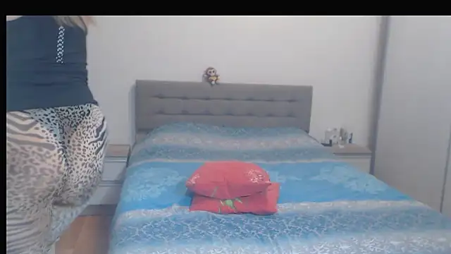 Snapshot of MatureDiana chatting on February 4, 2:28 am MatureDiana online show from February 4, 2:28 am