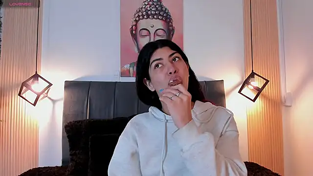 Snapshot of Cassie_bloom chatting on November 9, 8:07 pm Cassie bloom online show from November 9, 8:07 pm