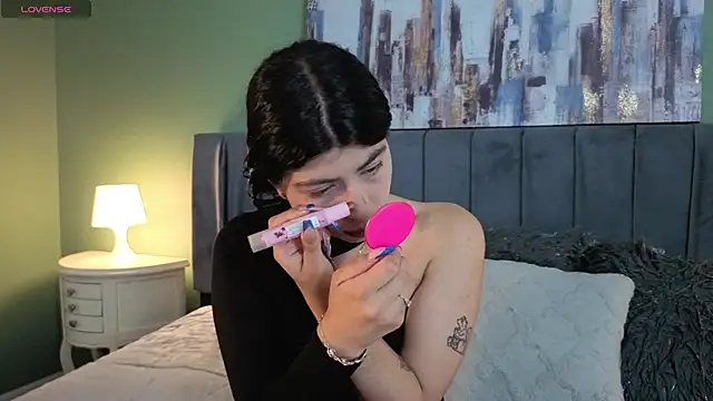 Snapshot of Cassie_bloom chatting on June 5, 3:24 am Cassie bloom online show from June 5, 3:24 am
