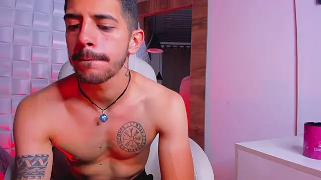 Snapshot of AlejandroStormm chatting on December 4, 8:06 pm AlejandroStormm online show from December 4, 8:06 pm