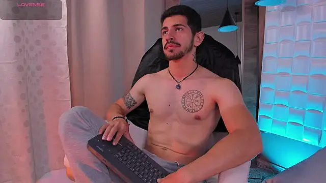 Snapshot of AlejandroStormm chatting on December 20, 8:49 pm AlejandroStormm online show from December 20, 8:49 pm