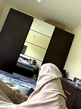 Snapshot of mikekmi21 chatting on December 15, 11:25 am mikekmi21 online show from December 15, 11:25 am