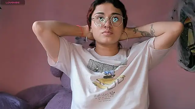 Maddy Jhonsson online show from October 31, 6:42 pm