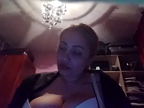 Snapshot of wife45bbw chatting on March 17, 6:21 pm wife45bbw online show from March 17, 6:21 pm