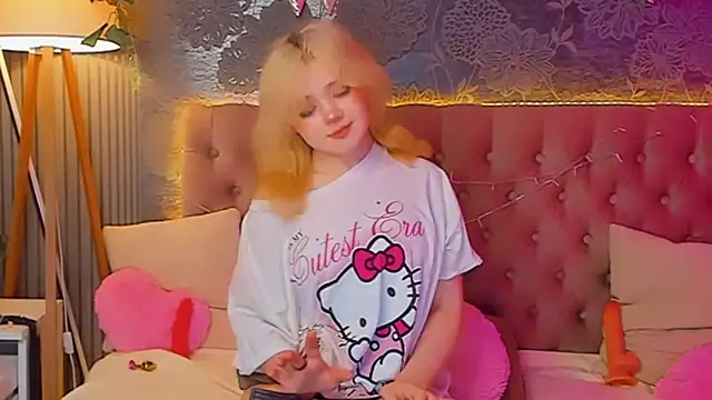 Snapshot of EmilyAngells chatting on April 22, 6:16 am EmilyAngells online show from April 22, 6:16 am