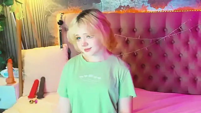 Snapshot of EmilyAngells chatting on May 27, 6:32 am EmilyAngells online show from May 27, 6:32 am