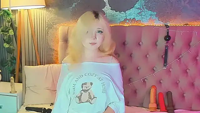 Snapshot of EmilyAngells chatting on August 3, 9:04 am EmilyAngells online show from August 3, 9:04 am