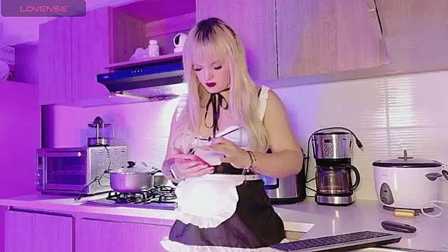 ScarletThompsonx online show from April 10, 4:50 am