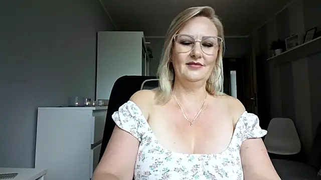 Snapshot of DianaLive chatting on June 18, 9:14 am DianaLive online show from June 18, 9:14 am
