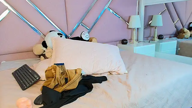 Emilybennett  online show from February 26, 12:58 pm