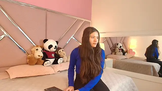 Emilybennett  online show from March 14, 7:34 pm