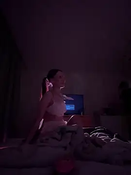 kisssssssss online show from February 22, 6:30 pm