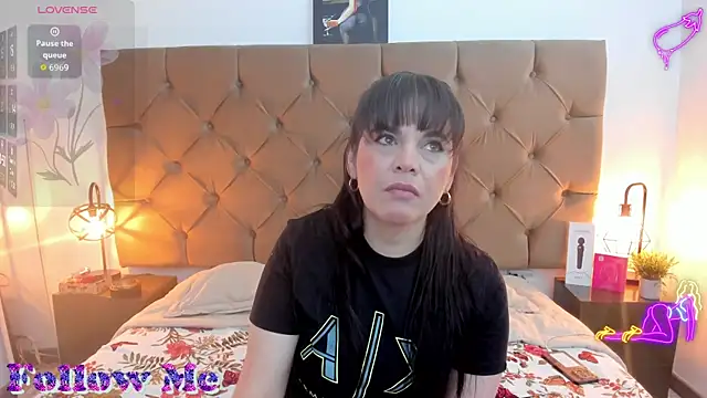 laura hotties online show from April 10, 1:05 pm