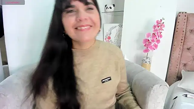 Snapshot of laura_hotties chatting on July 4, 1:39 pm laura hotties online show from July 4, 1:39 pm