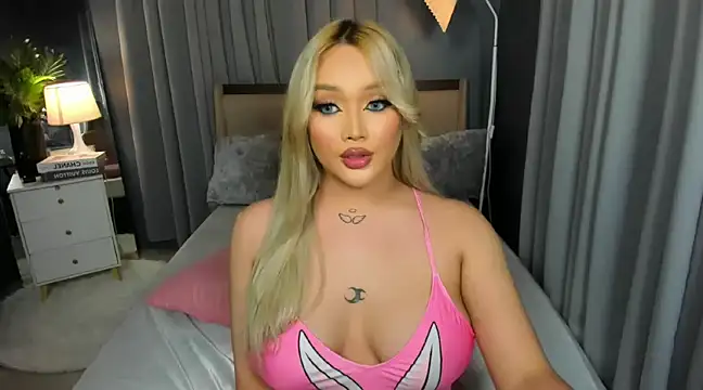 Snapshot of KylieSonique chatting on March 6, 2:19 am KylieSonique online show from March 6, 2:19 am