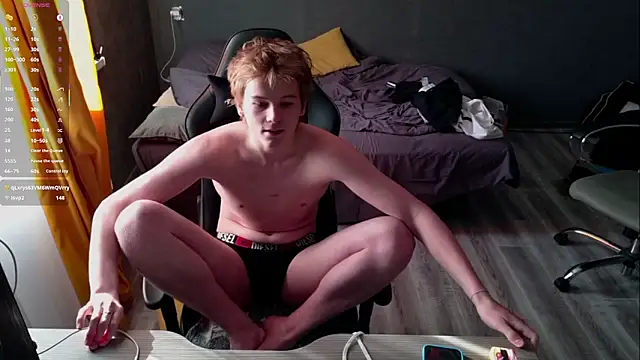 Snapshot of TaylerSigma chatting on February 27, 8:17 am TaylerSigma online show from February 27, 8:17 am