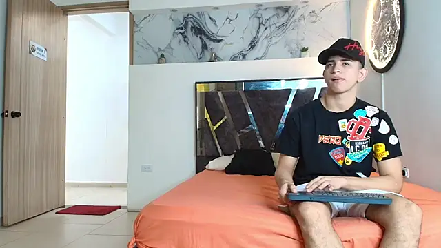 Snapshot of KING_OFF_BOYS chatting on November 15, 1:18 pm KING OFF BOYS online show from November 15, 1:18 pm