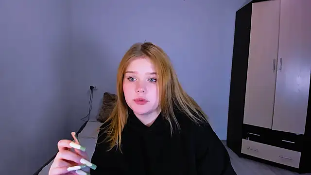 LaseyMoon online show from December 19, 9:27 am