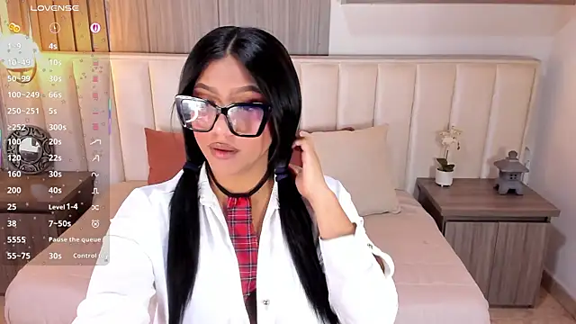 Nicoll Evans  online show from October 17, 1:14 pm