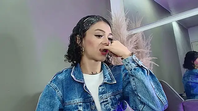 Snapshot of Vaiolett_Smith chatting on March 26, 2:44 pm Vaiolett Smith online show from March 26, 2:44 pm