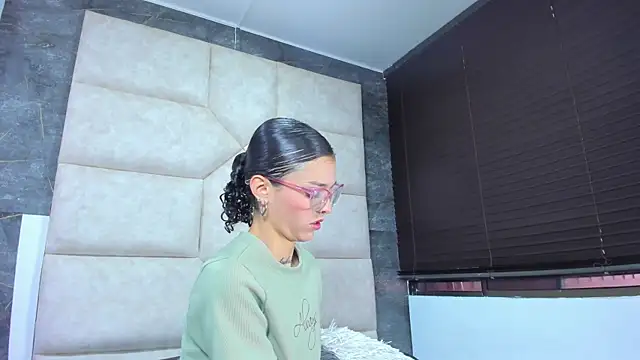 Snapshot of Vaiolett_Smith chatting on April 13, 2:44 pm Vaiolett Smith online show from April 13, 2:44 pm