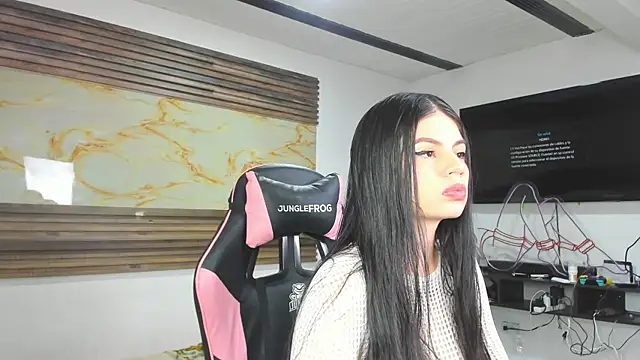 Snapshot of Cloe_roouse chatting on December 4, 9:12 pm Cloe roouse online show from December 4, 9:12 pm