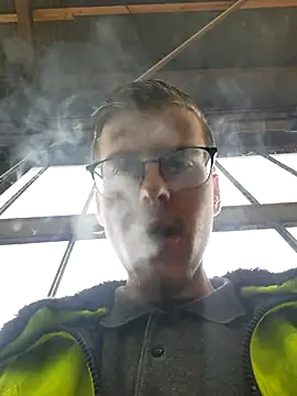 Snapshot of luckyluuk25 chatting on February 25, 10:04 am luckyluuk25 online show from February 25, 10:04 am