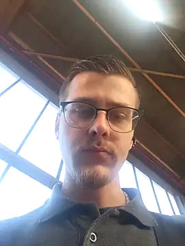 Snapshot of luckyluuk25 chatting on March 4, 12:22 pm luckyluuk25 online show from March 4, 12:22 pm