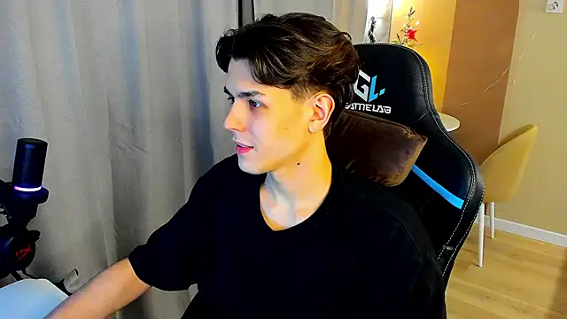 TravisRevas online show from December 16, 4:34 pm