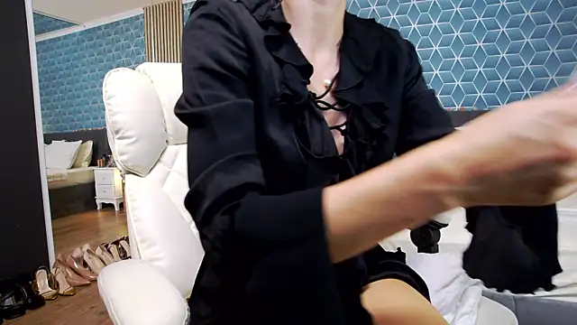 zoeylarkens online show from October 14, 4:19 pm